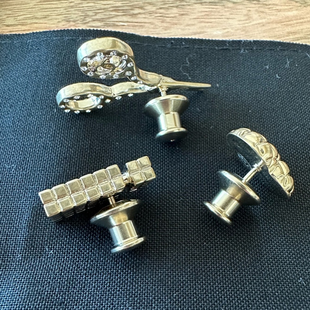 🚨 HOST PICK 🆕 Chanel Matte Gold Mini Brooch Set: Heart, Perfume, Scissors - Picture 9 of 15